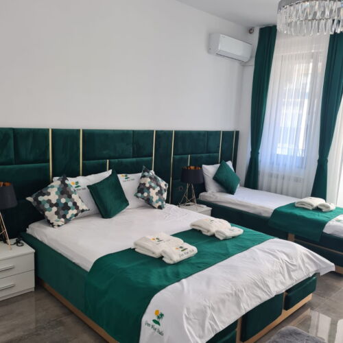 Camera tripla la etaj cu vedere parțială spre mare