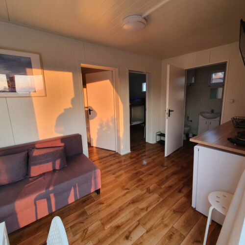 Domek drewniany 5-osobowy z klimatyzacją z prysznicem