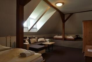 Camera cvadrupla cu duș