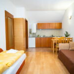 Apartament 3-osobowy na piętrze z łazienką z 2 pomieszczeniami sypialnianymi (możliwa dostawka)