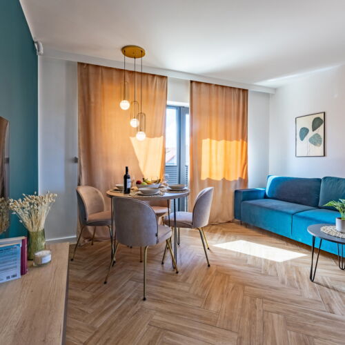 Apartament 4-osobowy z balkonem z klimatyzacją z 2 pomieszczeniami sypialnianymi