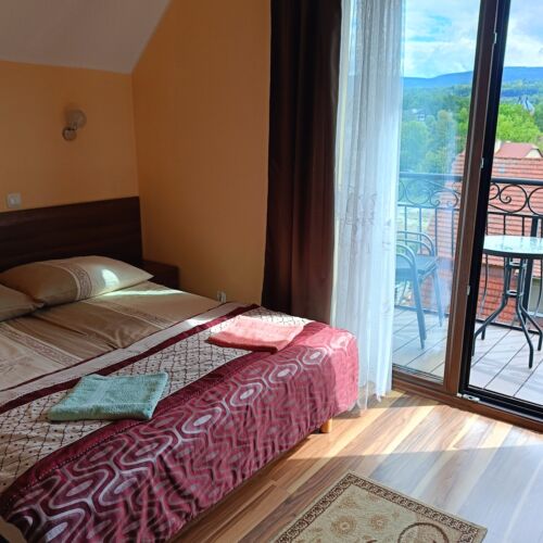 Pokój 4-osobowy z balkonem z widokiem na góry