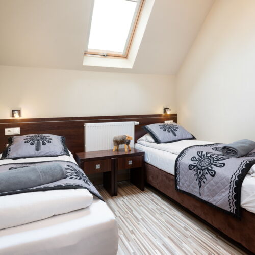 Apartament 4-osobowy na piętrze z widokiem na jezioro z 2 pomieszczeniami sypialnianymi