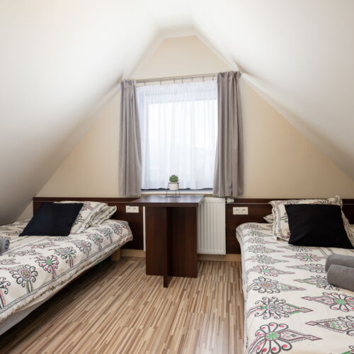 Apartament 4-osobowy z antresolą z widokiem na jezioro z 2 pomieszczeniami sypialnianymi