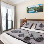 Pokoj s manželskou postelí s výhledem na jezero na poschodí