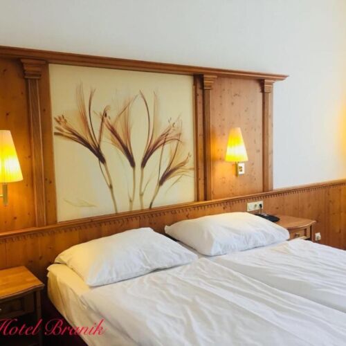 Pokoj se sprchou s terasou s manželskou postelí