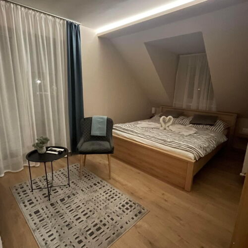 Camera tripla cu balcon cu aer condiționat