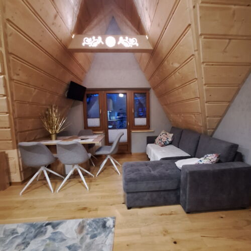 Apartament cu balcon cu vedere spre munte cu 2 camere pentru 5 pers.