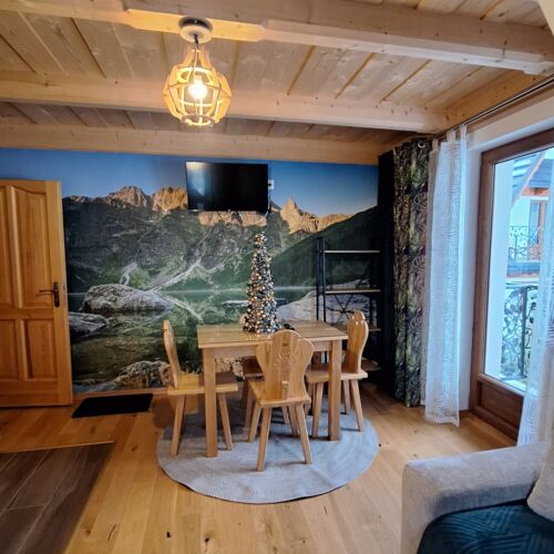 Apartament cu balcon cu vedere spre munte cu 3 camere pentru 5 pers.