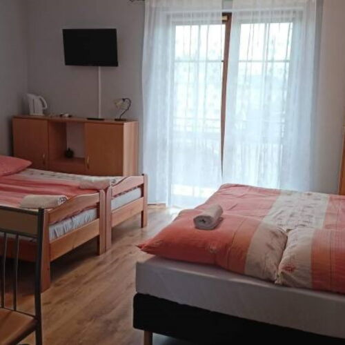 Camera cvadrupla cu duș