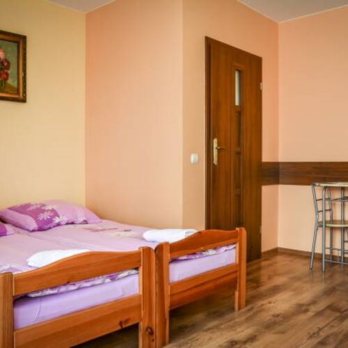 Camera cvadrupla cu duș