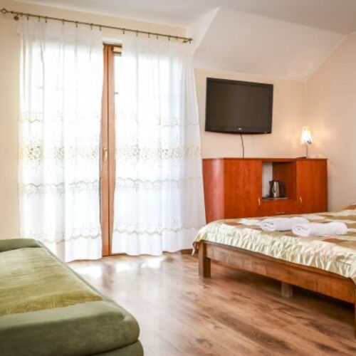 Camera cvadrupla cu duș