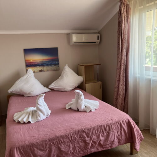 Pokoj s manželskou postelí na poschodí 