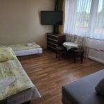 Dreibettzimmer mit Dusche