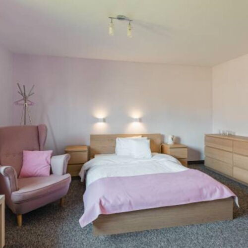 Dreibettzimmer mit Badezimmer