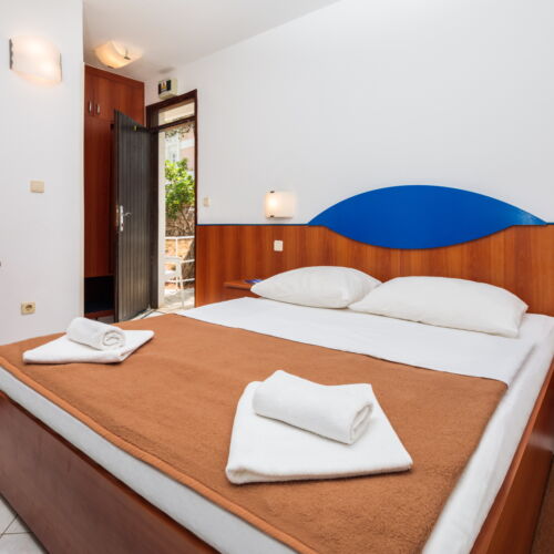 Camera dubla confort cu aer condiționat (se poate solicita pat suplimentar)