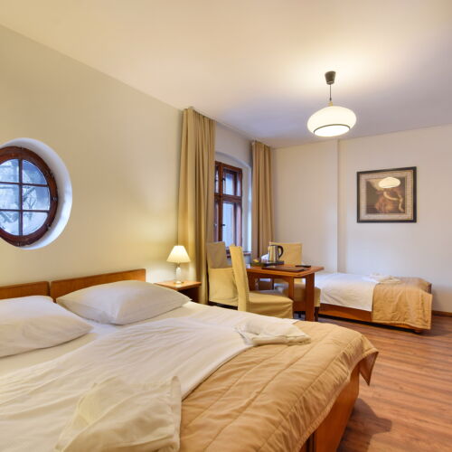 Camera tripla cu vedere spre munte cu vedere spre grădină