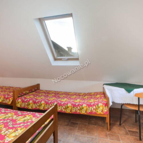 Pokoj se společnou koupelnou se společnou kuchyňkou pro 3 os.