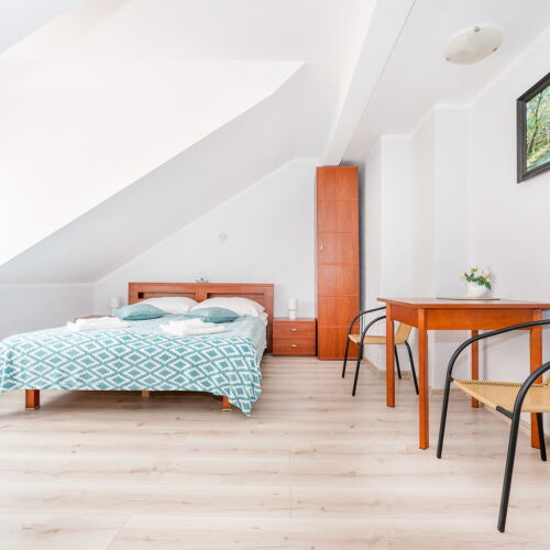 Pokój 2-osobowy na piętrze z łazienką (możliwa dostawka)