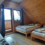 Vierbettzimmer mit Dusche und Aussicht auf die Berge