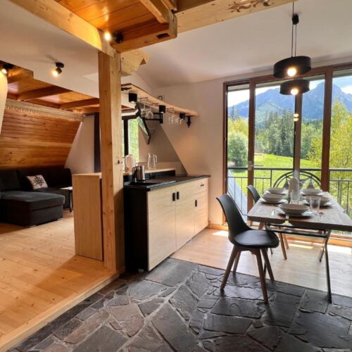 Apartament 6-osobowy z antresolą z widokiem na góry z 3 pomieszczeniami sypialnianymi