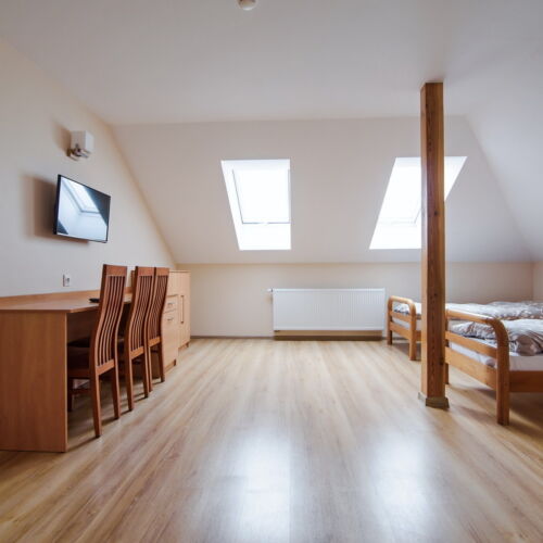 Pokój 6-osobowy na piętrze Economy