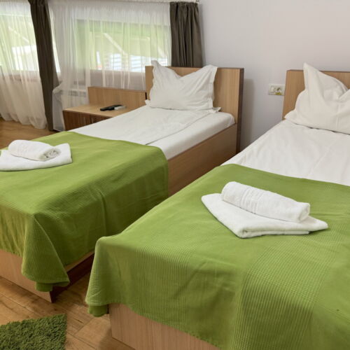 Camera dubla la etaj la mansardă