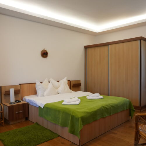 Bungalow la parter cu vedere spre grădină pentru 3 pers. (se inchirieaza doar integral)