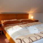 Apartmán podkrovní (ložnice DBL + obývací pokoj SGL)