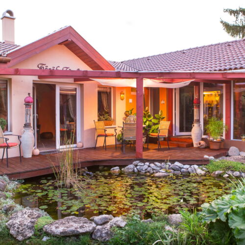 Camera dubla la parter cu vedere spre grădină