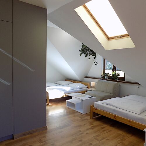 Camera cvadrupla la mansardă cu bucătărie proprie (se poate solicita pat suplimentar)