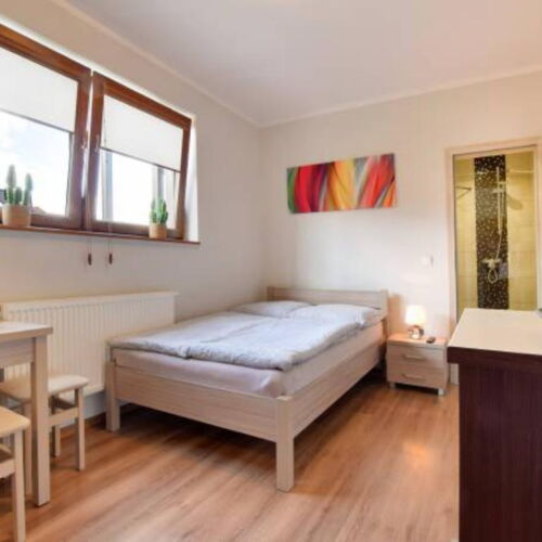 Pokój 6-osobowy z prysznicem z dostępem do ogrodu