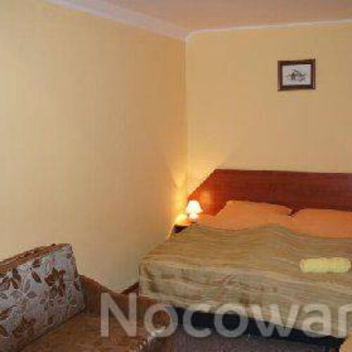 Pokoj se sprchou se zahradou s manželskou postelí