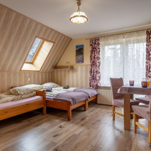 Pokój 4-osobowy z balkonem z widokiem na ogród