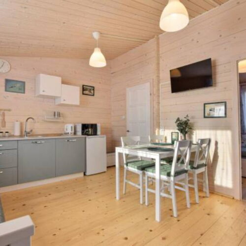 Domek drewniany 4-osobowy z klimatyzacją z dostępem do ogrodu