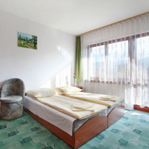 Pokój 3-osobowy z dostępem do ogrodu z widokiem na góry