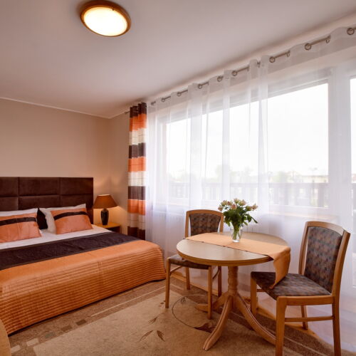 Dreibettzimmer mit Balkon und Badezimmer