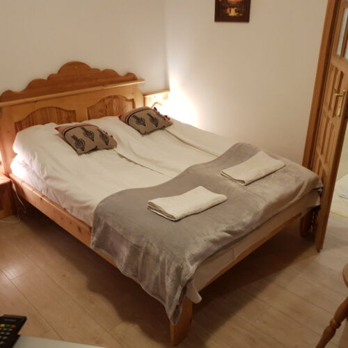 Pokoj s manželskou postelí