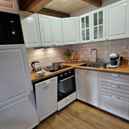 Pokoj se sprchou s privátní koupelnou mimo apartmán pro 4 os. (s možností přistýlky)