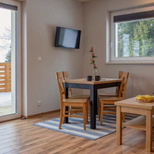 Apartament 4-osobowy z dostępem do ogrodu z widokiem na góry