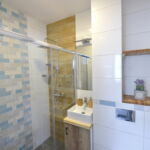 Apartament 6-osobowy Przyjazny podróżom rodzinnym z prysznicem z 2 pomieszczeniami sypialnianymi