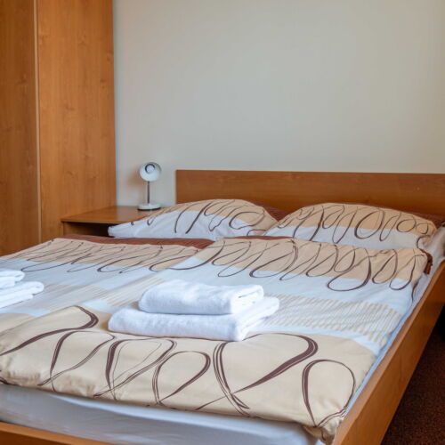 Pokoj se sprchou se společnou kuchyňkou pro 4 os.