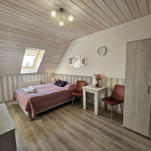 Pokoj se sprchou se zahradou s manželskou postelí