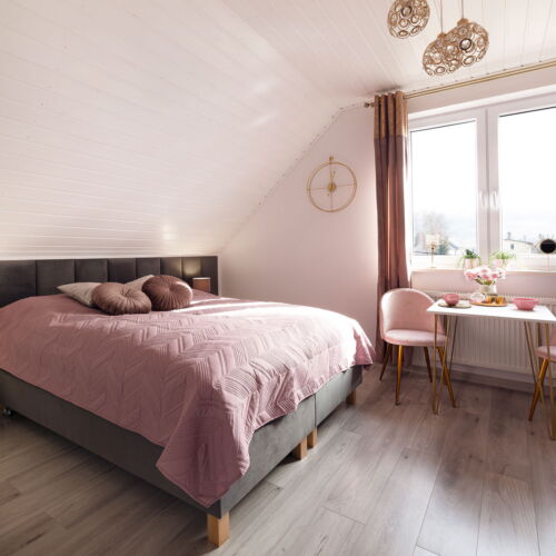 Pokoj se sprchou se zahradou s manželskou postelí