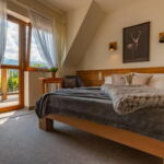 Pokoj s balkónem s manželskou postelí s výhledem na hory