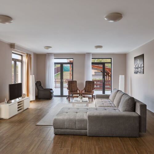 Casă de vacanță întreaga unitate cu vedere spre parc pentru 6 pers. (se inchirieaza doar integral) (se poate solicita pat suplimentar)