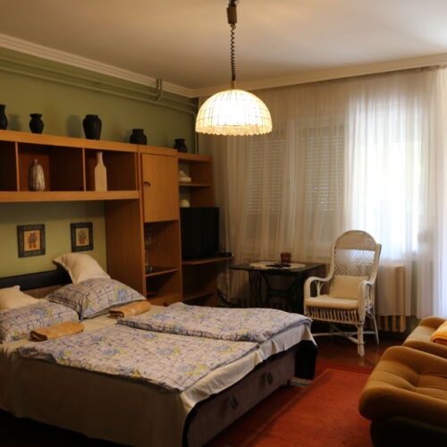 Apartament la parter cu balcon cu 2 camere pentru 4 pers.