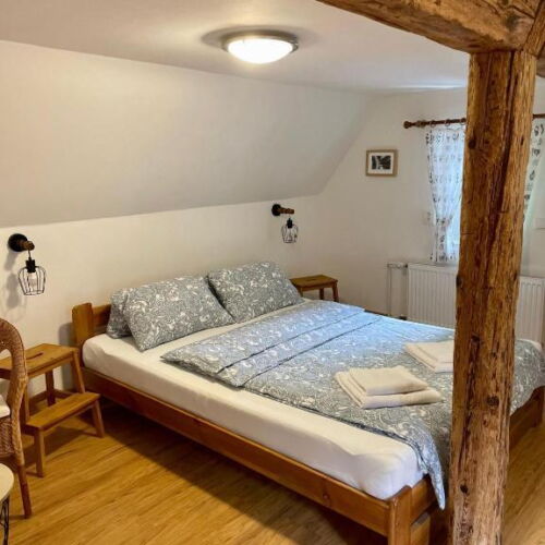 Útulný třílůžkový podkrovní pokoj s nízkými stropy č.5