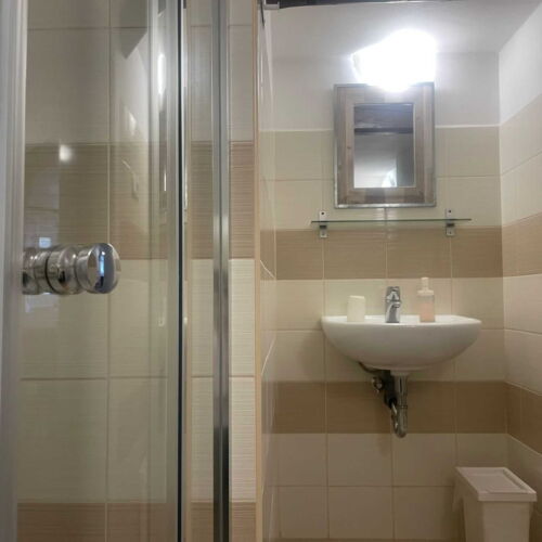 Útulný čtyřlůžkový podkrovní pokoj s nízkými stropy č. 6