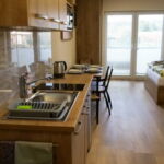 Zuhanyzós saját konyhával 2 fős apartman (pótágyazható)